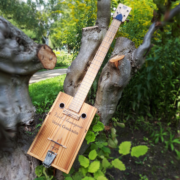 cigar box guitar